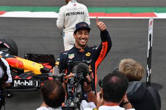 Il poleman Daniel Ricciardo, Red Bull Racing, festeggia nel parco chiuso