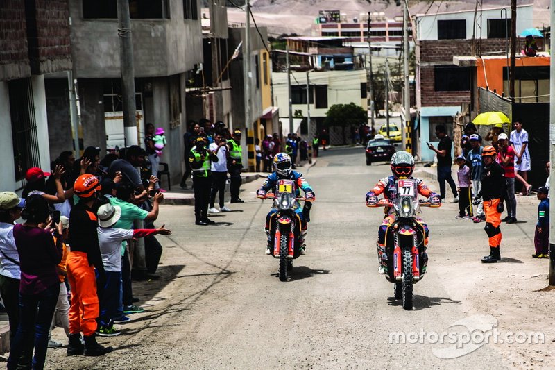 Лусиано Бенавидес (№77) и Маттиас Валькнер, Red Bull KTM Factory Team, KTM 450 (№1)