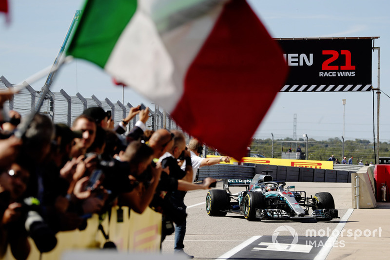 Lewis Hamilton, Mercedes AMG F1 W09 EQ Power+, rientra nel parco chiuso mentre il Ferrari team festeggia con una bandiera italiana