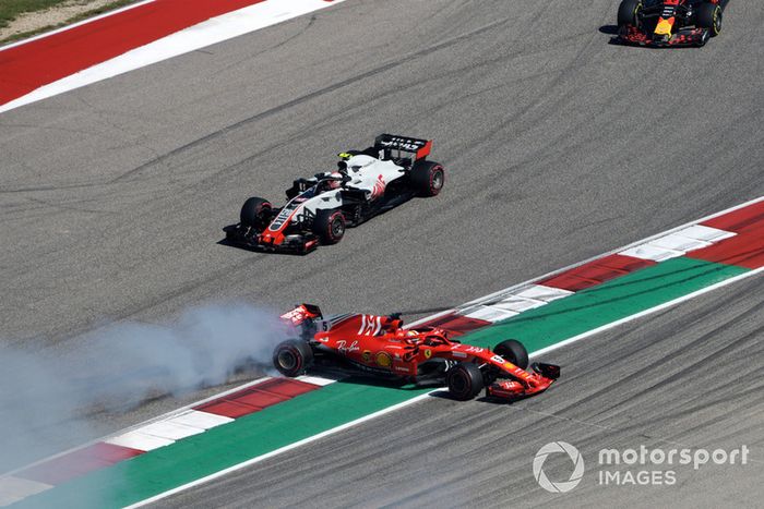 Sebastian Vettel, Ferrari SF71H hace un trompo después del contacto con Daniel Ricciardo, Red Bull Racing RB14 