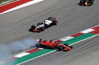Sebastian Vettel, Ferrari SF71H va in testacoda dopo il contatto con Daniel Ricciardo, Red Bull Racing RB14