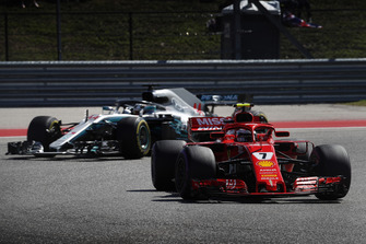 Kimi Raikkonen, Ferrari SF71H, devant Lewis Hamilton, Mercedes AMG F1 W09 EQ Power+