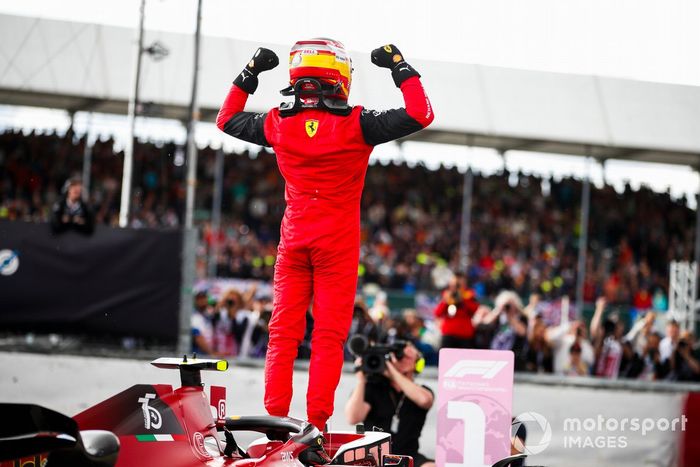 Carlos Sainz, Ferrari, 1ª posición, celebra su llegada al Parc Ferme