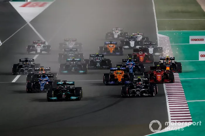 Arrancada: Lewis Hamilton, Mercedes W12, Pierre Gasly, AlphaTauri AT02, Fernando Alonso, Alpine A521, Lando Norris, McLaren MCL35M, Carlos Sainz Jr., Ferrari SF21 y el resto
