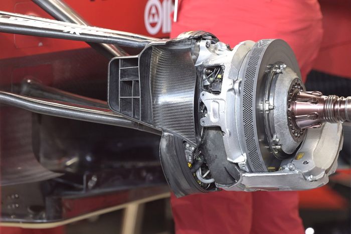 Detalle del alerón delantero del Ferrari SF21