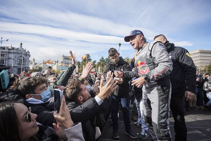 Carlos Sainz con los aficionados en Madrid