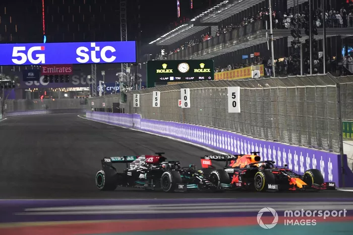 Max Verstappen, Red Bull Racing RB16B, lucha con Lewis Hamilton, Mercedes W12