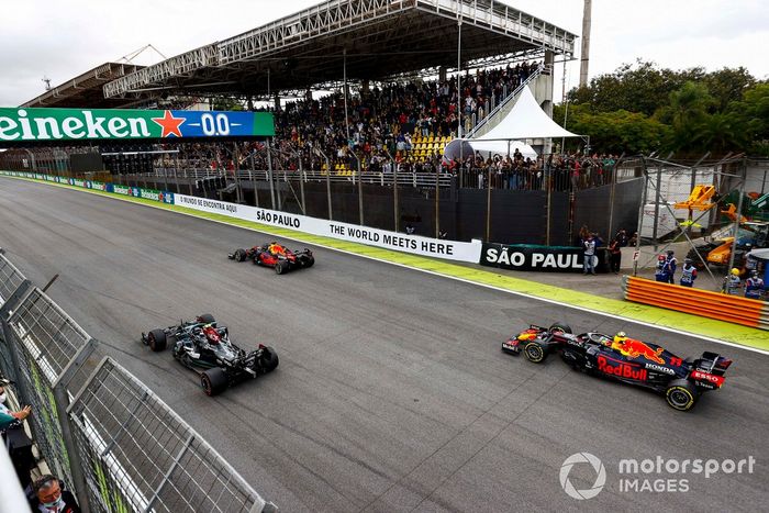 Max Verstappen, Red Bull Racing RB16B , Valtteri Bottas, Mercedes W12, y Sergio Pérez, Red Bull Racing RB16B