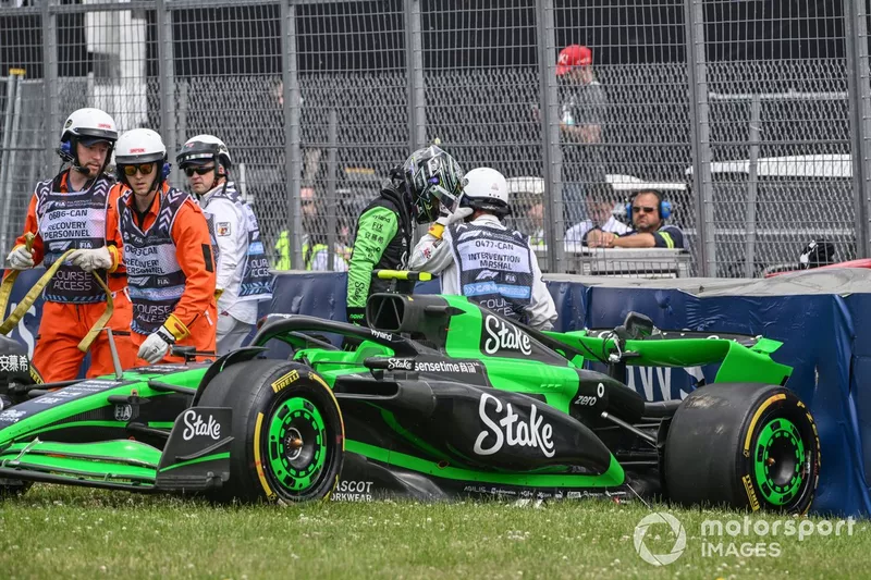 Les commissaires dégagent la voiture de Zhou Guanyu, Stake F1 Team Kick Sauber C44, qui a chuté pendant les essais libres. 