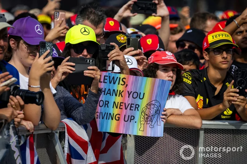 Les fans dans la fanzone montrent leur soutien à Lewis Hamilton, Mercedes-AMG F1 Team