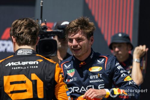 Oscar Piastri, McLaren F1 Team, 2ª posición, Max Verstappen, Red Bull Racing, 1ª posición, charla en Parc Ferme tras el Sprint.