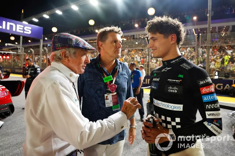 Sir Jackie Stewart sur la grille de départ avec Lando Norris, McLaren F1 Team