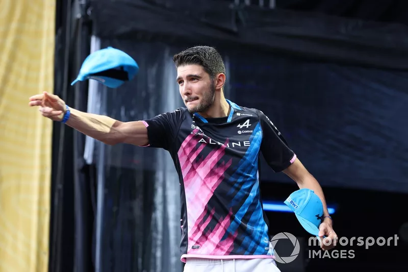Esteban Ocon, Alpine F1 Team, sur la scène du Fan Forum