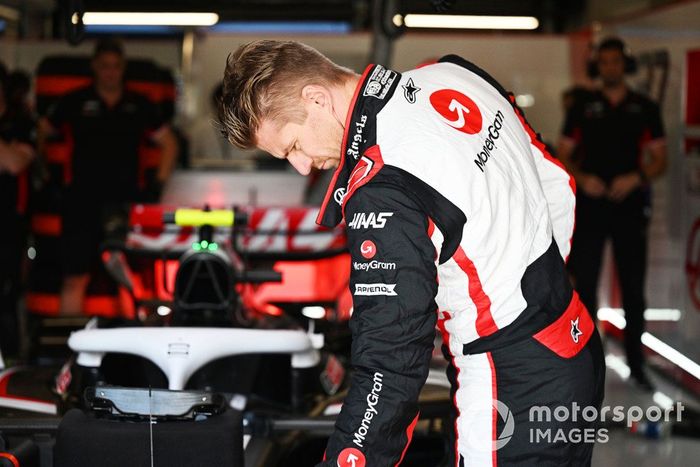 Nico Hulkenberg, Haas F1 Team, revisa su coche