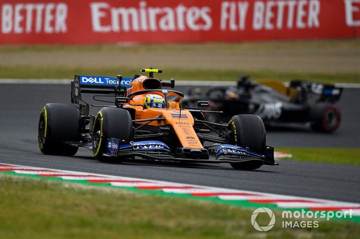 Lando Norris, McLaren MCL34, leads Romain Grosjean, Haas F1 Team VF-19