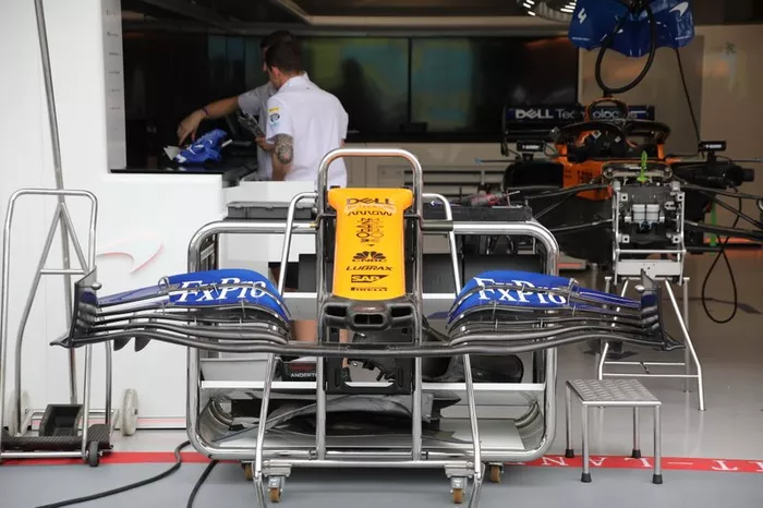 McLaren MCL34, asa dianteira