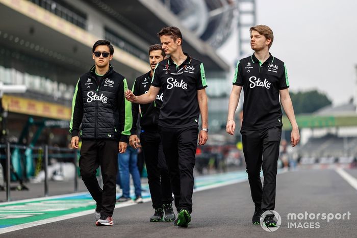 Zhou Guanyu, Stake F1 Team KICK Sauber, Robert Shwartzman, Stake F1 Team KICK Sauber, miembros del equipo en un paseo por la pista.