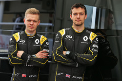 Jolyon Palmer, Renault Sport F1 Team met Kevin Magnussen, Renault Sport F1 Team