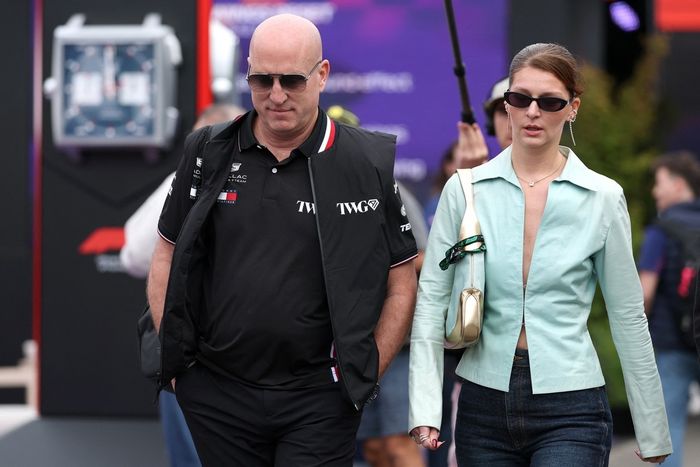O CEO da Cadillac F1 Team, Don Torres, caminha pelo paddock com sua esposa Cassidy Torres 