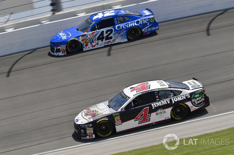 Kevin Harvick, Stewart-Haas Racing, Ford Fusion Jimmy John's Kickin' Ranch, Kyle Larson, Chip Ganassi Racing, Chevrolet Camaro Credit One Bank