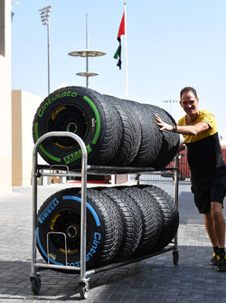 Механик Renault Sport F1 Team и шины Pirelli