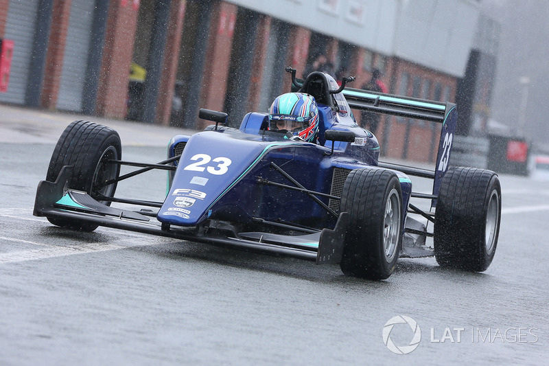 Billy Monger en el coche de carreras, regreso a probar el Carlin MSV Fórmula 3