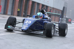 Billy Monger maakt zijn comeback door met Carlin een MVS Formule 3-bolide te testen