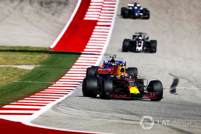 Max Verstappen, Red Bull Racing RB13, Daniil Kvyat, Scuderia Toro Rosso STR12