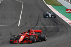 Sebastian Vettel, Ferrari SF71H, Valtteri Bottas, Mercedes AMG F1 W09