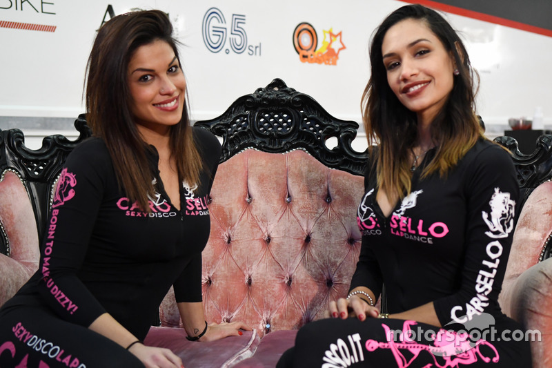 Las chicas en el Salón del Automóvil de Bolonia 2017