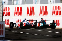 Nick Heidfeld, Mahindra Racing, battles wit Oliver Turvey, NIO Formula E Team