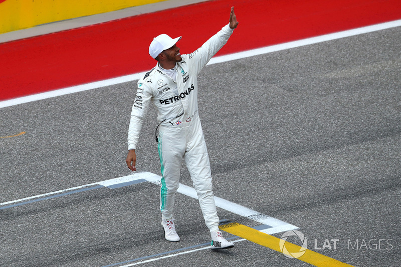 Il poleman Lewis Hamilton, Mercedes AMG F1 festeggia nel parco chiuso