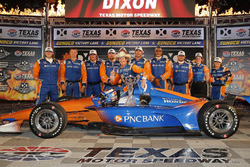 Scott Dixon, Chip Ganassi Racing Honda fête sa victoire sur la Victory Lane avec son équipe