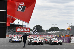 La vettura dei vincitori #8 Toyota Gazoo Racing Toyota TS050: Sébastien Buemi, Kazuki Nakajima, Fernando Alonso, taglia il traguardo