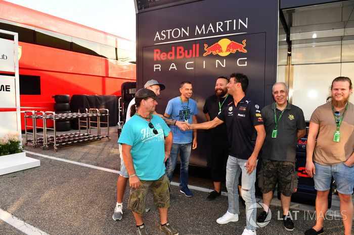 Daniel Ricciardo, Red Bull Racing con el staff de JMD Design