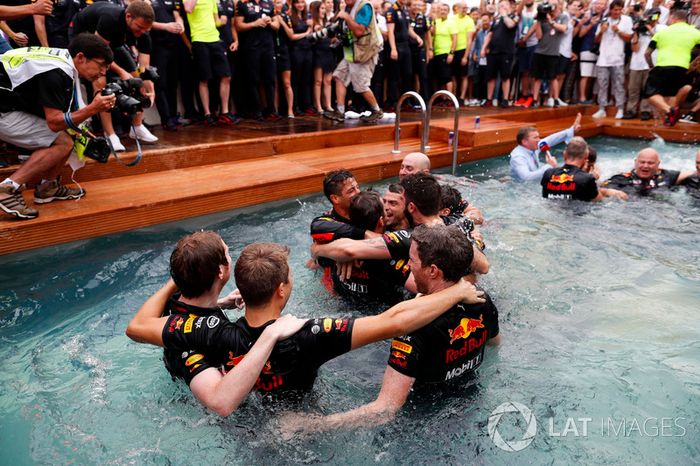 Daniel Ricciardo, Red Bull Racing, celebra la victoria en la piscina de la estación Red Bull Energy con el diseñador de miembros del equipo Rob Marshall, director de ingeniería, Red Bull Racing