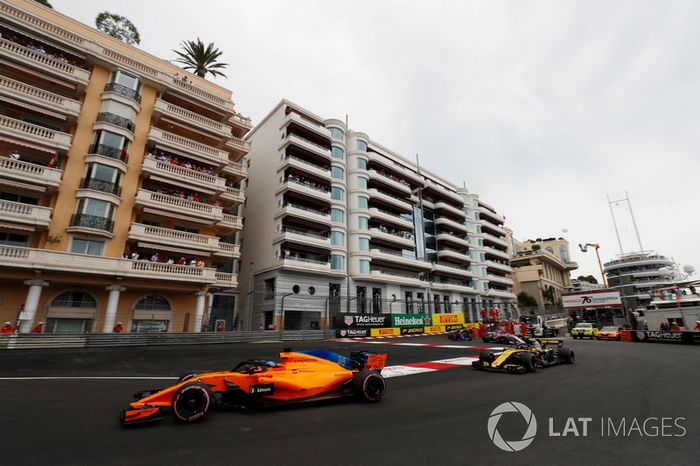Fernando Alonso, McLaren MCL33, leads Carlos Sainz Jr., Renault Sport F1 Team R.S. 18