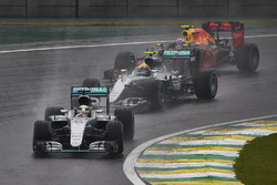 Lewis Hamilton, Mercedes F1 W07 Hybrid, voor Nico Rosberg, Mercedes F1 W07 Hybrid, en Max Verstappen, Red Bull Racing RB12