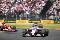 Sergio Perez, Sahara Force India F1 VJM10, Kimi Raikkonen, Ferrari SF70H
