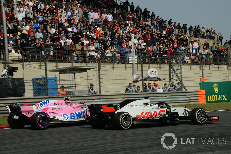 Esteban Ocon, Force India VJM11 lotta con Romain Grosjean, Haas F1 Team VF-18