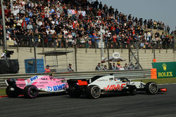 Esteban Ocon, Force India VJM11 et Romain Grosjean, Haas F1 Team VF-18 battle
