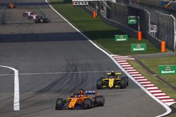 Fernando Alonso, McLaren MCL33 Renault, Carlos Sainz Jr., Renault Sport F1 Team R.S. 18