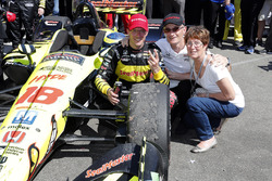 1. Sébastien Bourdais, Dale Coyne Racing with Vasser-Sullivan Honda, mit Vater und Mutter