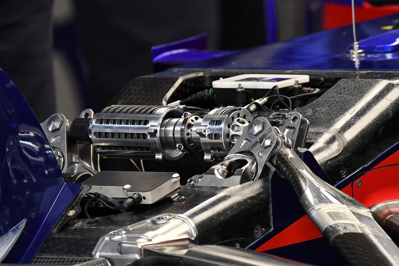Detalle de la suspensión delantera Scuderia Toro Rosso STR13