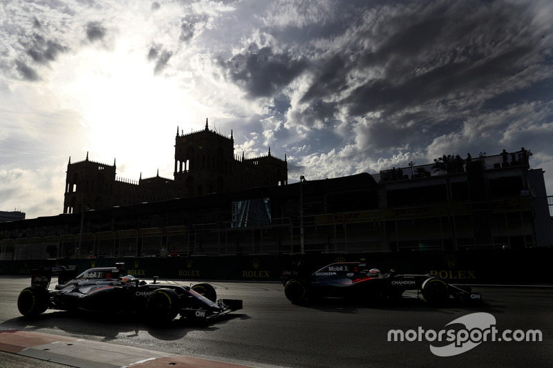 Fernando Alonso, McLaren MP4-31 y Jenson Button, McLaren MP4-31