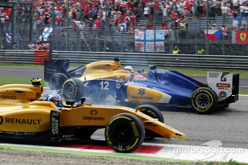 Crash involving Jolyon Palmer, Renault Sport F1 Team RS16, Felipe Nasr, Sauber C35, and Kevin Magnussen (DEN) Renault Sport F1 Team RS16