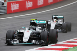 Nico Rosberg, Mercedes AMG F1 W07 Hybrid vor Lewis Hamilton, Mercedes AMG F1 W07 Hybrid