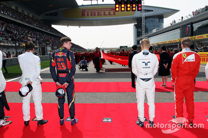 Max Verstappen, Scuderia Toro Rosso, Valtteri Bottas, Williams as the grid observes the national ant