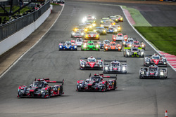 Старт: Марсель Фесслер, Андре Лоттерер и Бенуа Трелюйе, #7 Audi Sport Team Joest Audi R18 лидируют