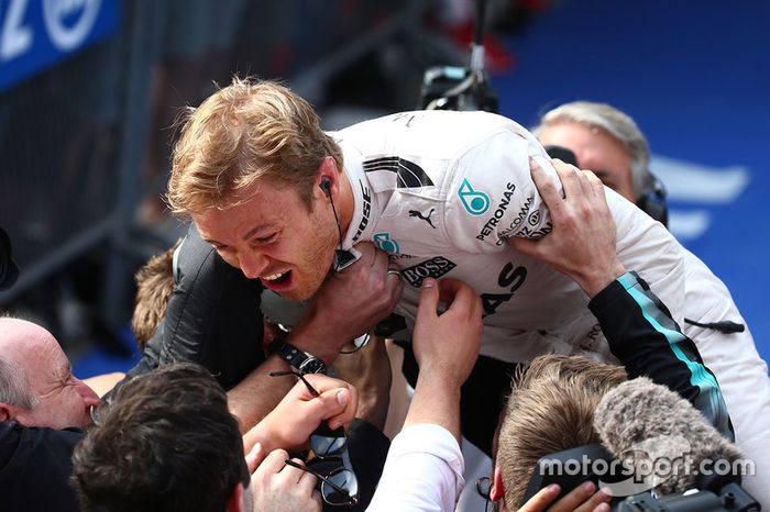 Ganador Nico Rosberg, Mercedes AMG F1 Team en  parc ferme